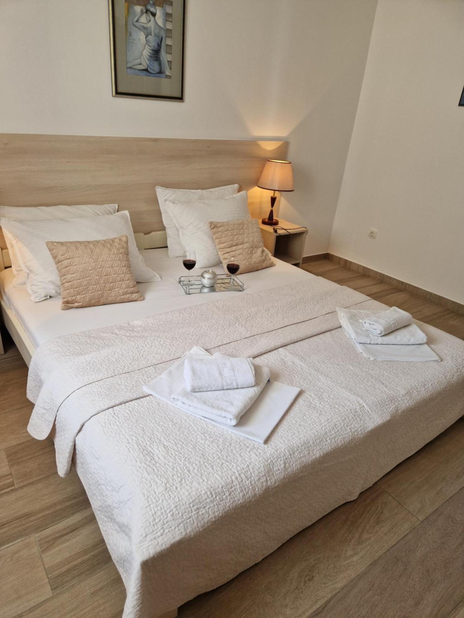 Apartments Saric Baška Voda Eksteriør bilde