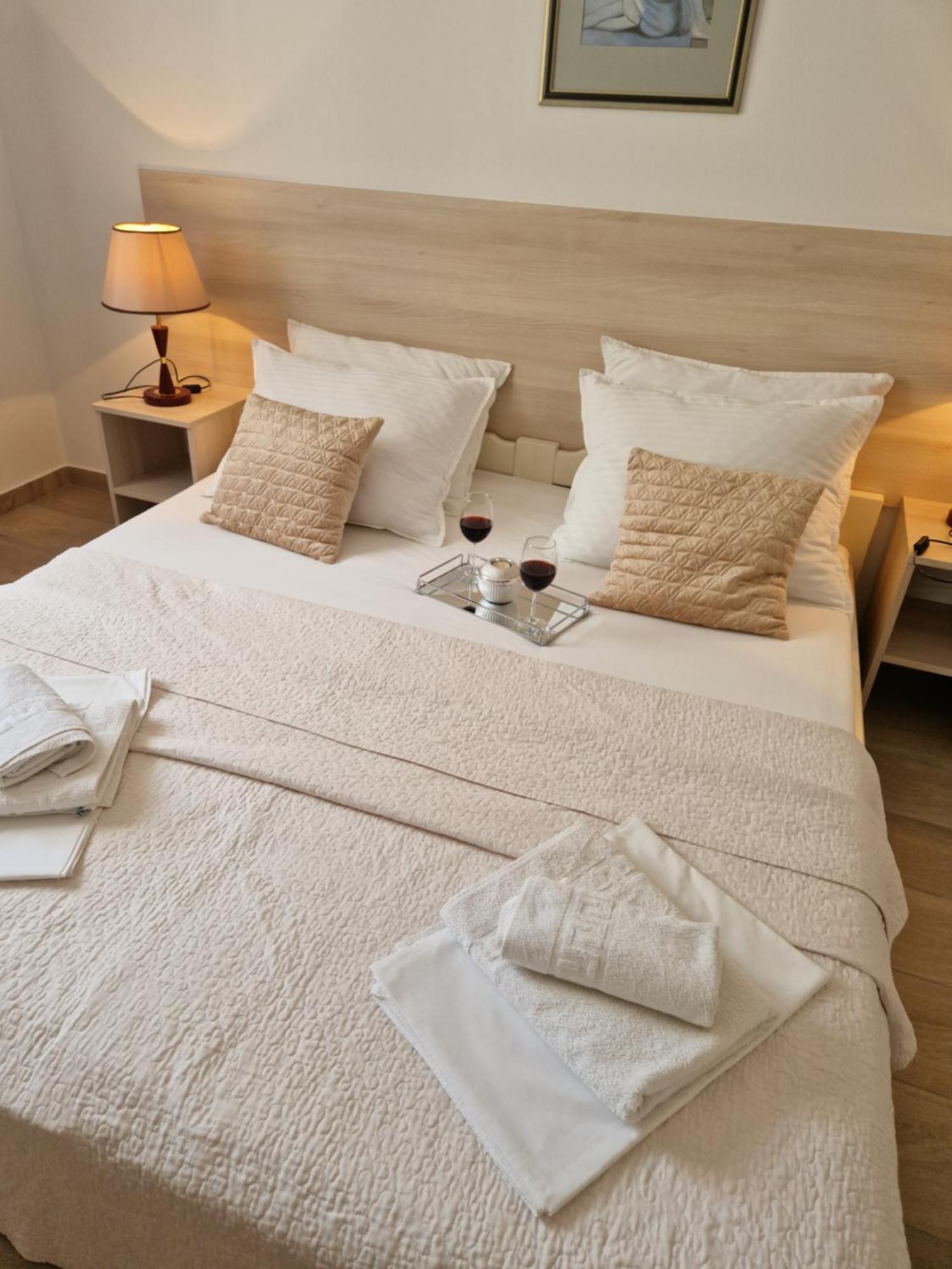 Apartments Saric Baška Voda Eksteriør bilde